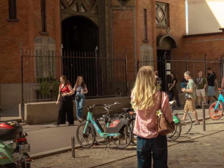 Paris: Photo shoot & cinematic mini-film in Montmartre - Why the Posing Help Matters