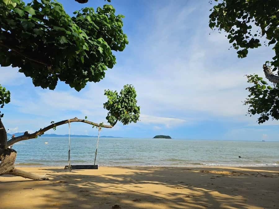 Phuket: James Bond 5 Islands Speedboat Tour with Lunch - The private beach and the last swim