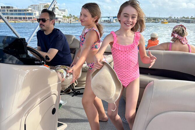 Pontoon Boat 26ft (12pp/115Hp) - Hollywood - FLL - SunBoat rental - What the 26-foot, 115-horsepower boat means for you