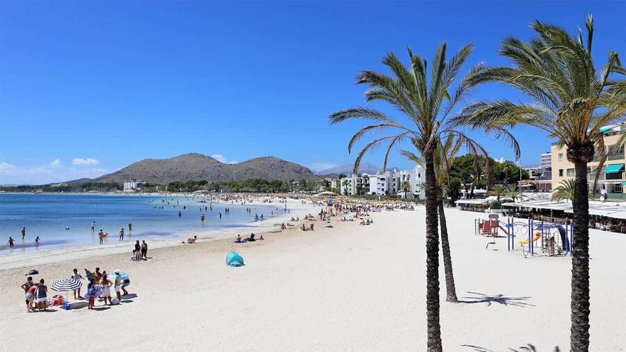Port d'Alcudia: Yoga Pilates on the beach - What the beach setting adds, and what it cannot provide