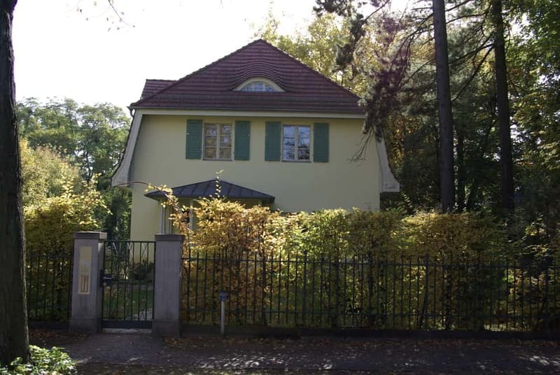 Potsdam-Babelsberg: 5-Hour-Tour "Film-History" by VW-Bus - The Metropolitan Backlot and Babylon Berlin