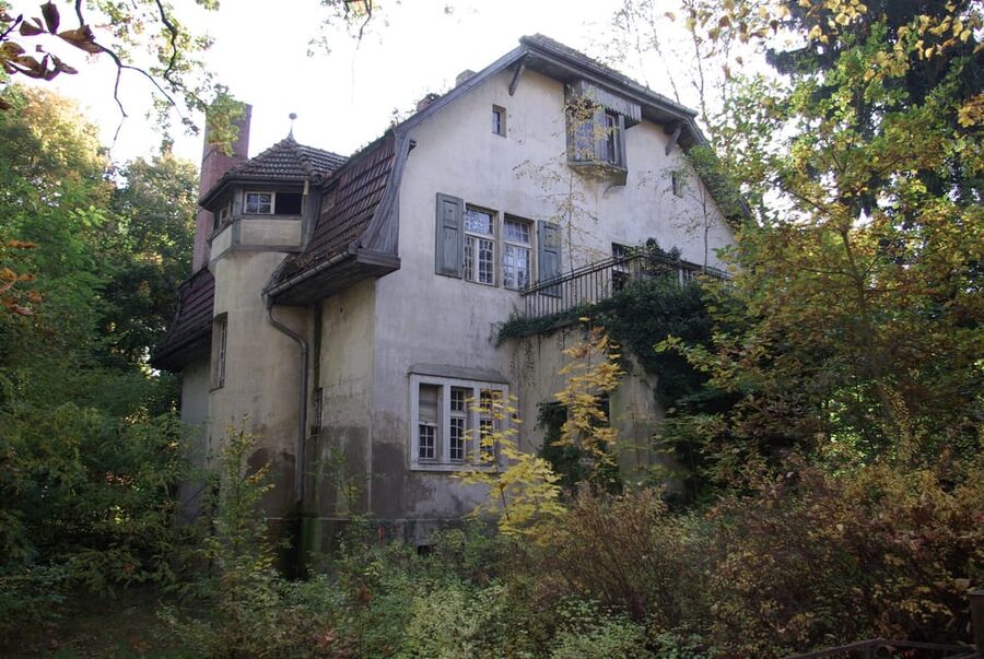 Potsdam-Babelsberg: 5-Hour-Tour "Film-History" by VW-Bus - Walking through Neu-Babelsberg’s grand villas