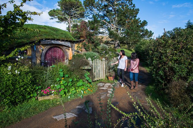 Private 2 Day Tour: Hobbiton, Waitomo, Rotorua Geothermal & Hamilton Gardens - Hobbiton Movie Set: Middle-earth with a drink at the Green Dragon