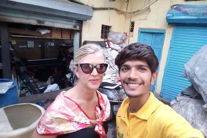 Private Bollywood with Slum Tour Inclusive of Guide and Transport - What the guide adds in Dharavi