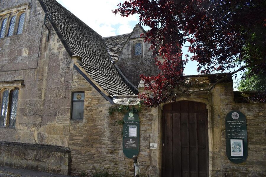 Private Downton Abbey Day Tour, including Pub Lunch - Riding between locations by private black cab