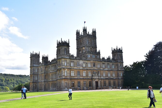Private Downton Abbey Tour to Highclere Castle With Lunch Stop - Choosing lunch at The Trout at Tadpole Bridge