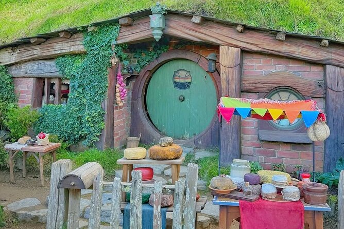 Private Hobbiton Movie Set and Rotorua Day Trip from Auckland - Lady Knox Geyser and the importance of the clock