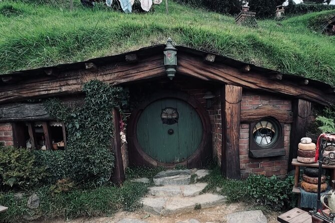 Private Hobbiton Movie Set and Rotorua Day Trip from Auckland - Te Puia adds Māori culture to a geothermal day