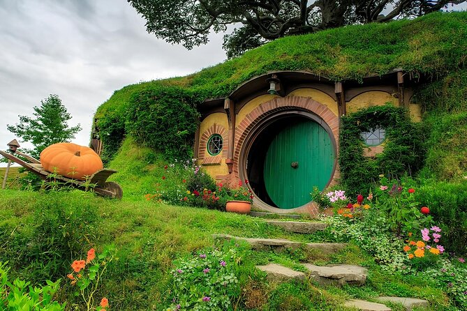 Private Hobbiton movie set & Blue springs from Auckland - Key points at a glance