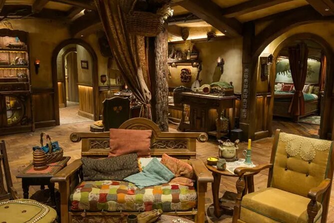 Private Hobbiton & Waitomo Caves Transfer from Auckland - Hobbiton Movie Set: two and a half hours in Middle-earth