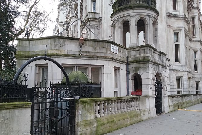 Private James Bond Fictional and Film Spy Tour of London - The Mall, Buckingham Palace, and a royal Bond cameo