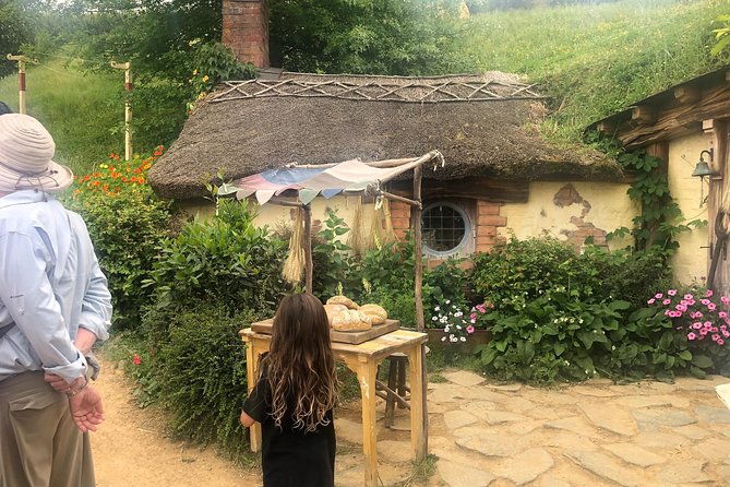 Private Luxury Tour to Hobbiton Movie Set & Waitimo Glowworm Cave - Timing, weather, and what to bring
