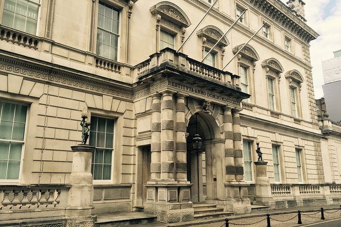 Private Tour: Downton Abbey London Locations by Taxi - From St. James’s Park to the world of high society