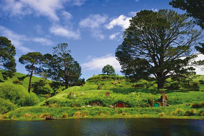 Private tour - Hobbiton Movie Set Evening Banquet Return from Auckland - Who will enjoy this most