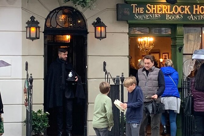 Private Tour: The London of Shakespeare, the Beatles, James Bond and Sherlock Holmes by Traditional Black Cab - Why this black-cab tour works well