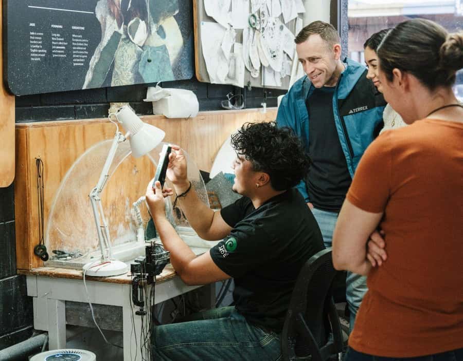 Rotorua: Jade Carving Experience at a Local Studio - Practical comfort: standing, noise, and access