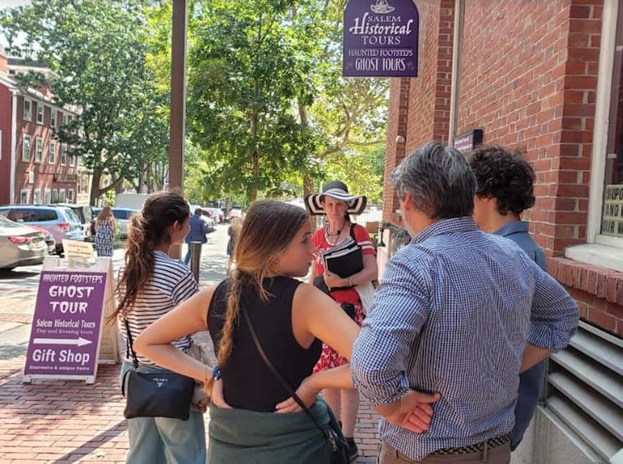 Salem: Hocus Pocus Movies and More Tour - Following the Hocus Pocus trail