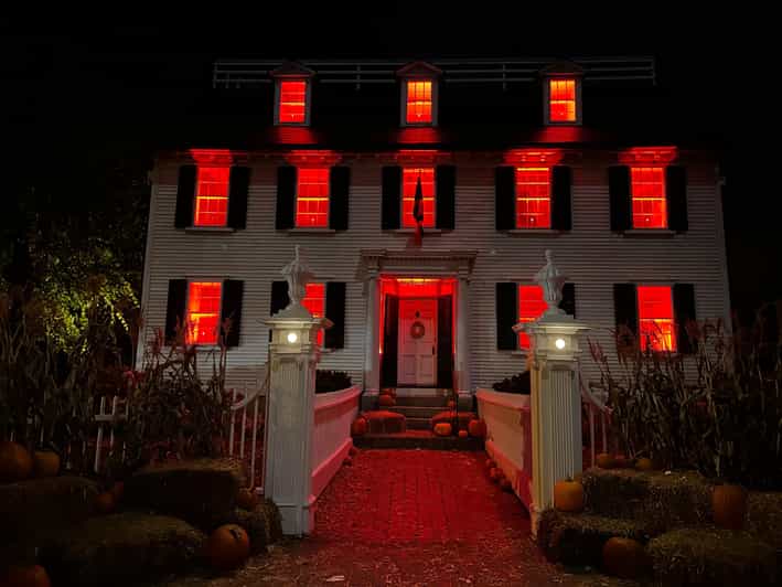 Salem, MA: Hocus Pocus Movie Guided Walking Tour - Salem Common to Old Town Hall: setting the movie mood
