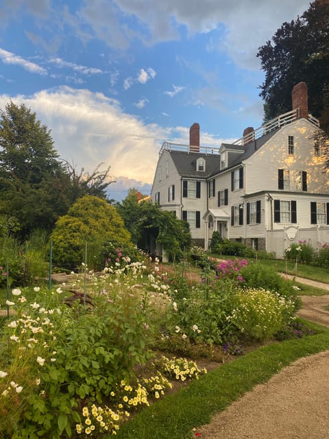 Salem, MA: Hocus Pocus Movie Guided Walking Tour - Trivia, candy, and the swag bag