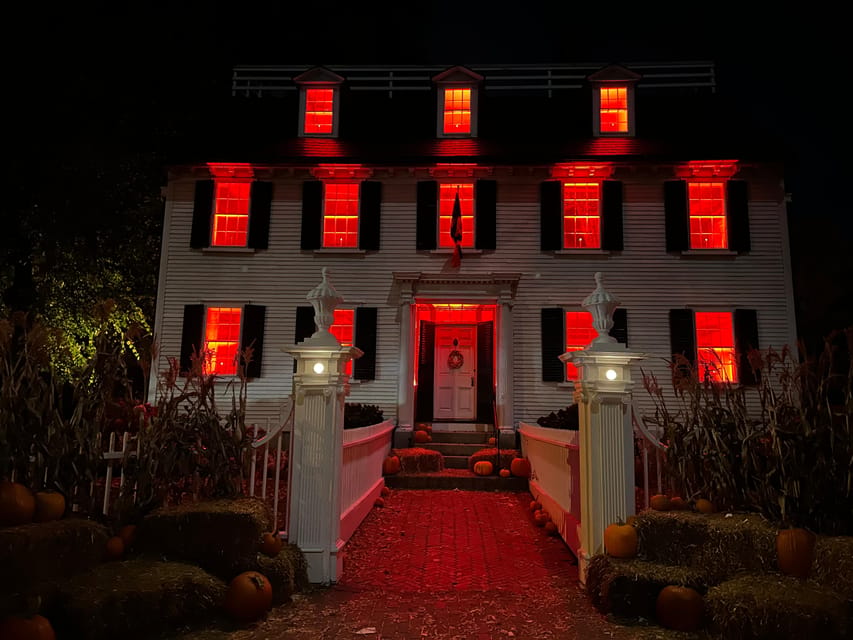 Salem, MA: Hocus Pocus Movie Guided Walking Tour - Starting at Salem Common and finding your guide