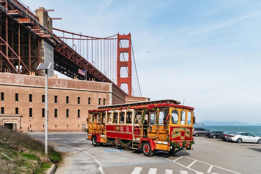 San Francisco: Movie Filming Locations Bus Tour - From North Beach to Nob Hill