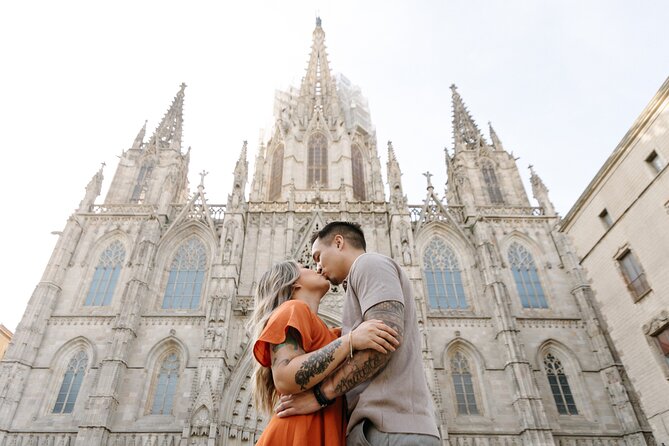 Shine in the Streets of Barcelona: cinematic & candid photos - Key points to know before booking