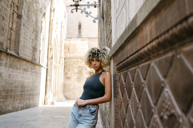 Shine in the Streets of Barcelona: cinematic & candid photos - Why a one-hour Gothic Quarter photo walk works