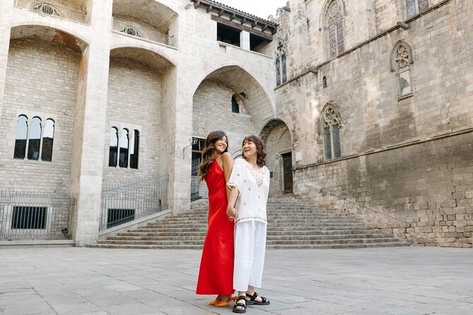 Shine in the Streets of Barcelona: cinematic & candid photos - Posing help for people who feel awkward