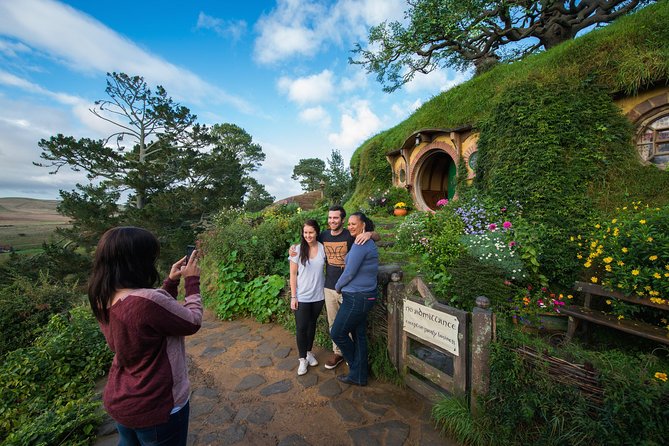 Small-Group Hobbiton Tour from Auckland with Party Marquee Lunch - The long road from Auckland to the Shire