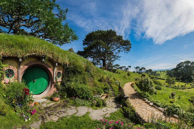 Small-Group Hobbiton Tour from Auckland with Party Marquee Lunch - A cider, ale, or ginger beer at the Green Dragon