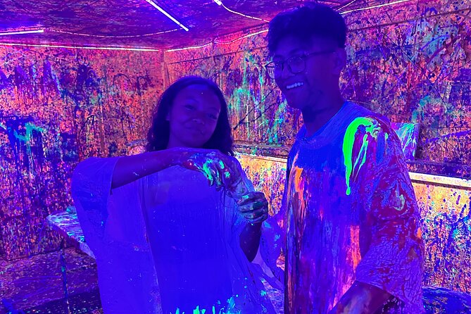 Splatter Art Paint Studio Experience in Hawaii - What to wear and what to protect