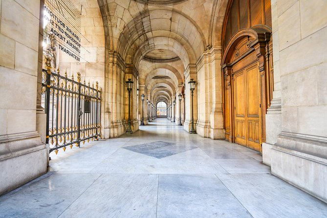 The Da Vinci Code in Paris: Follow the Trail with a Local - Looking at real places through a fictional story