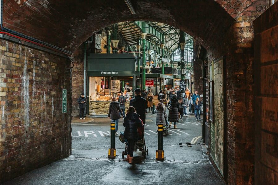 The most complete and exclusive Harry Potter tour in London - King’s Cross and the Platform 9 3/4 shop