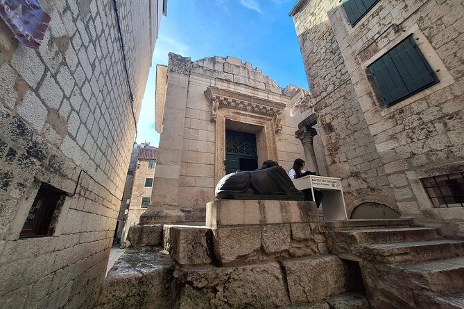 Top-Rated Split Game of Thrones and History City Walk - Dracarys! - The Game of Thrones Museum and Iron Throne photo