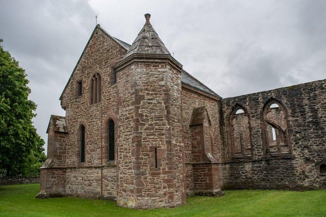 Urquhart Castle, Culloden, Clava Cairns, Loch Ness - Loch Ness supplies the classic Highland view