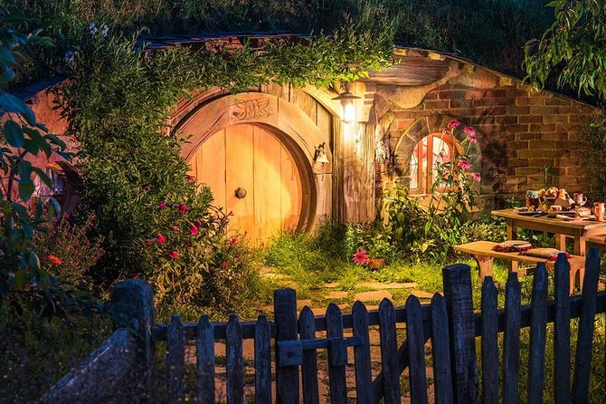 Waitomo Caves & Hobbiton Small Group Tour inc Lunch from Auckland - Lake Karapiro and the return north